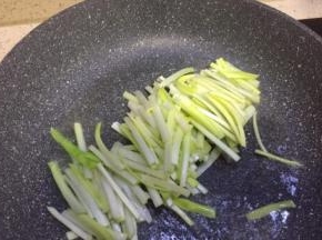 平底锅放入食用油，油温八成放入韭黄径翻炒