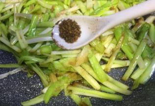 放入少许花椒粉