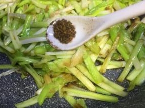 放入少许花椒粉