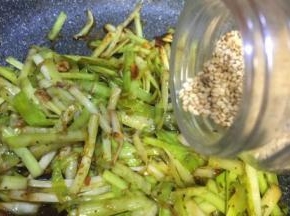 加入一些熟白芝麻，炒拌均匀