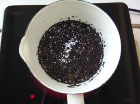 把10克红茶和300克水、20克细砂糖放在一起加热烧开关火。