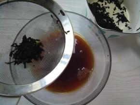 把茶渣过滤，加入100克淡奶油混合搅拌均匀即可。