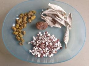 准备好其他食材，洗干净