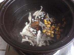 将食材放进汤锅，淮山是自己晒的，虽然外表丑丑的，但没有硫磺味