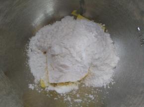 1.把黄油提前室温软化，用手指可以轻松戳一个洞，加入糖粉。