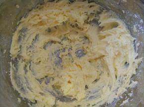 2.用电动打蛋器打到发白蓬松。