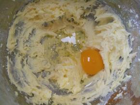 3.加入一个全蛋搅打均匀。