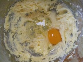 3.加入一个全蛋搅打均匀。