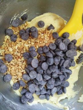 5.加入花生碎和可可豆拌匀。