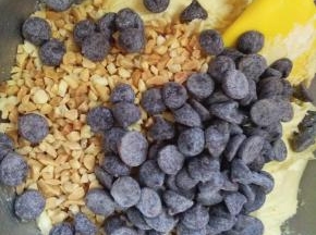 5.加入花生碎和可可豆拌匀。