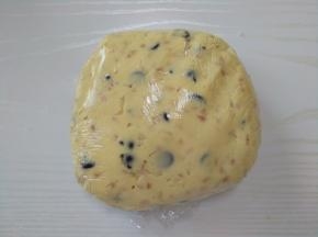 6.用保鲜膜包好，放入冰箱冷冻30分钟。