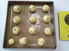 烤盘铺好油布，每个面团分割40克，大概可以做11-12块饼干。