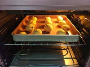 烤箱提前预热，中层上下火，160度烤18分钟。