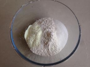 面粉、奶粉和糖倒入和面盆里