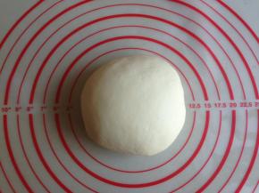 酵母溶于温水里，倒入面粉中，和成光滑的面团