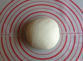 酵母溶于温水里，倒入面粉中，和成光滑的面团