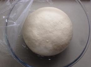 盖上保鲜膜，在温暖处发酵60分钟