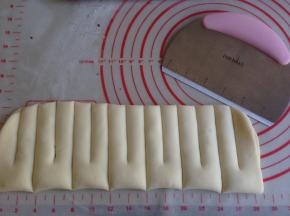 切成7份，再在每份中间切一刀，不切断，如图