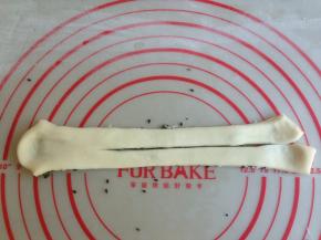 两手各拿一端，轻轻拉长