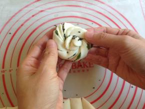 然后打个结，将一端塞进中间