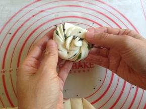 然后打个结，将一端塞进中间