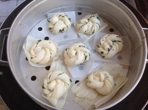 放在蒸笼里，花卷坯子下面可以垫油纸或者玉米垫。室温低，在蒸锅里放热水，将蒸笼放上，醒发15-20分钟