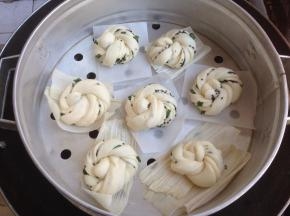 放在蒸笼里，花卷坯子下面可以垫油纸或者玉米垫。室温低，在蒸锅里放热水，将蒸笼放上，醒发15-20分钟
