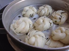 冷水上锅蒸，大火烧开后转中小火蒸12分钟