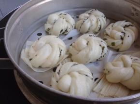 冷水上锅蒸，大火烧开后转中小火蒸12分钟