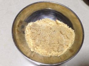 同理，熟花生和40克白砂糖入料理机打成碎末