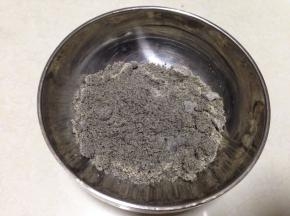 熟黑芝麻加入白砂糖40克入料理机打成碎末