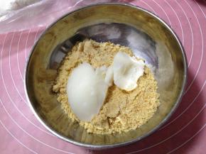 熟花生粉和猪油30克一起放入大碗里用手抓匀，原料充分混合在一起，成为一个面团，花生馅就做好了（(如果面团比较软，可以放入冰箱冷藏使它变硬)