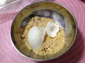 熟花生粉和猪油30克一起放入大碗里用手抓匀，原料充分混合在一起，成为一个面团，花生馅就做好了（(如果面团比较软，可以放入冰箱冷藏使它变硬)