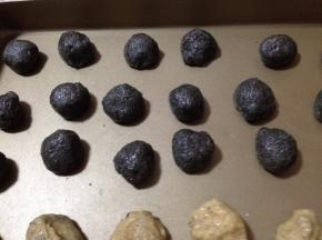 将两种馅搓成5一6克一个的小圆球，放入冰箱冷藏备用