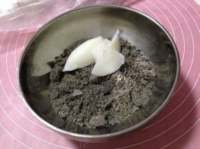黑芝麻粉和猪油35克一起放入大碗里