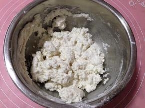 200克糯米粉慢慢加入190克温水搅成絮状