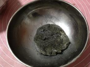 用手抓匀，原料充分混合在一起，成为一个面团，黑芝麻馅就做好了