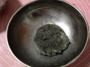 用手抓匀，原料充分混合在一起，成为一个面团，黑芝麻馅就做好了