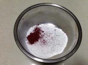 100克糯米粉里加入红曲粉混合均匀