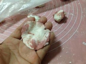 取一小块面团，揉圆后压扁