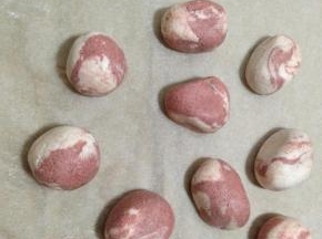 然后捏成类似于雨花石的各种形状，依次将所有汤圆包好，包好的汤圆可以放入冰箱冷冻，冻硬以后放入保鲜盒蜜封保存或者是直接煮