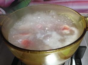 锅中加水，大火将水烧开后放入汤圆，水再次沸腾后中火煮4一5分钟，等汤圆全都浮起就熟了