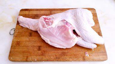 新鲜的鸡，去头去腿，摘洗干净。