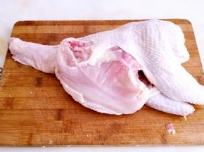 新鲜的鸡，去头去腿，摘洗干净。