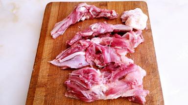 鸡腿去除大骨，切成等量大小的丁。