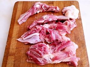 鸡腿去除大骨，切成等量大小的丁。
