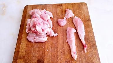 鸡胸肉切适量大小的丁。