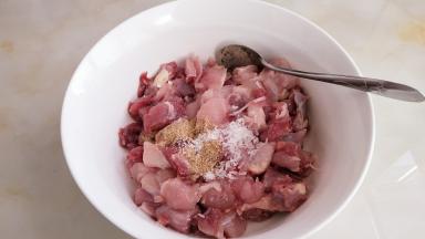 放入胡椒粉，味精，砂糖，五香粉。