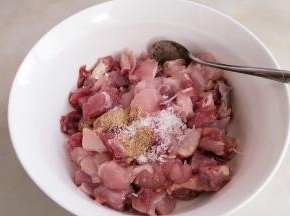 放入胡椒粉，味精，砂糖，五香粉。