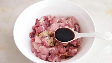 加入生抽，料酒。